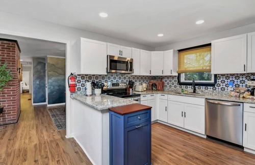 Columbia House | Sunlit Skyland Sanctuary | 1 Mi to Riverbanks Zoo