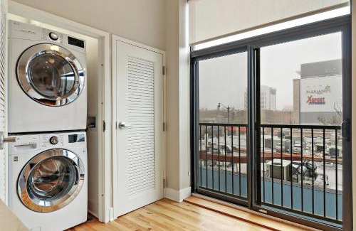 Lake View East Apartment | Sunlit Studio Apt in Chicago - Broadway 301