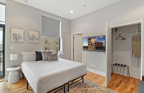 Lake View East Apartment | Sunlit Studio Apt in Chicago - Broadway 301