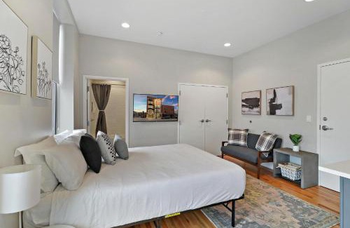Lake View East Apartment | Sunlit Studio Apt in Chicago - Broadway 301