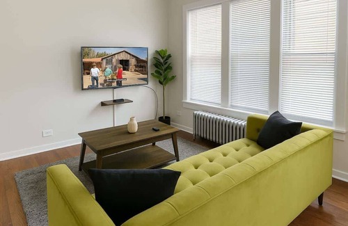 Rogers Park Apartment | Sunlit Studio with City Charm