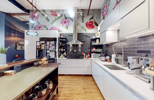 Downtown Portland Apartment | Sunlit & stylish art loft with gorgeous interiors, fireplace, & perfect location