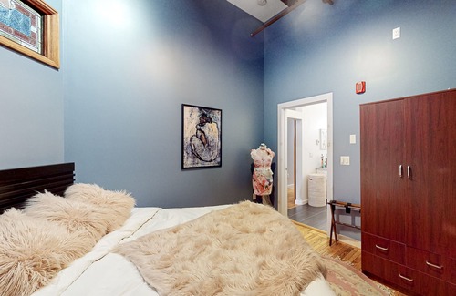 Downtown Portland Apartment | Sunlit & stylish art loft with gorgeous interiors, fireplace, & perfect location