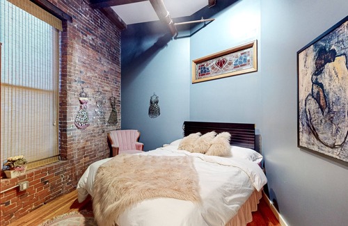 Downtown Portland Apartment | Sunlit & stylish art loft with gorgeous interiors, fireplace, & perfect location