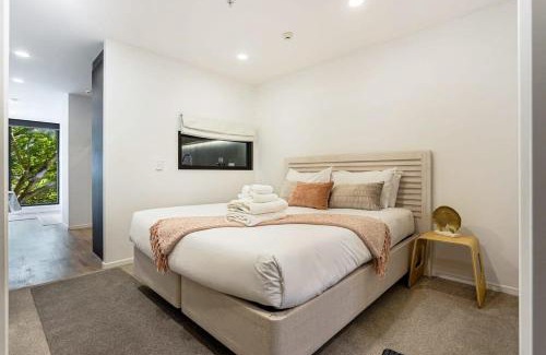 Newton Apartment | Sunny 1BR Retreat in Heart of CBD by Zodiak Stays