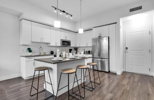 Midtown Apartment | Sunny 1BR Unit With Free Parking Prime Location
