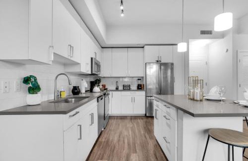 Midtown Apartment | Sunny 1BR Unit With Free Parking Prime Location
