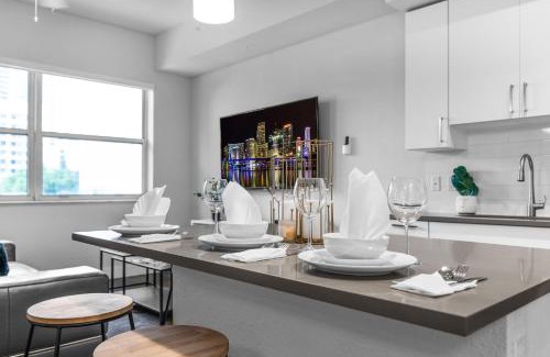 Midtown Apartment | Sunny 1BR Unit With Free Parking Prime Location