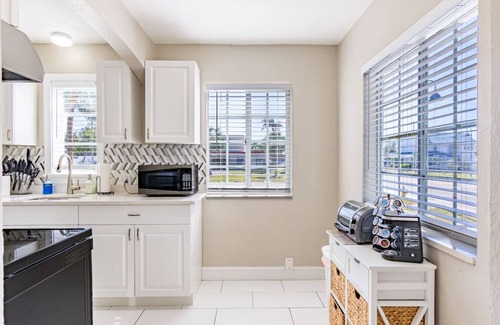 Clearwater Apartment | Sunny 2/1 Condo Close to Clearwater Beach