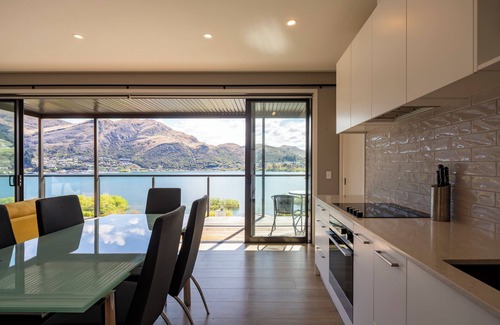 Kelvin Heights House | Sunny 2 bedroom home with magnificent lake views.