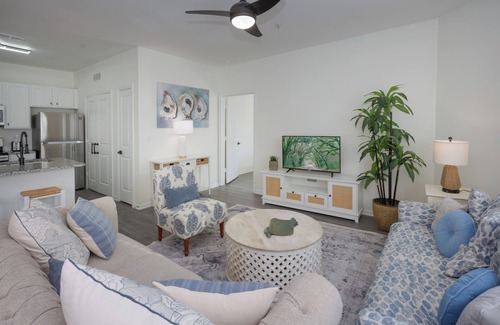 Goose Creek Apartment | Sunny 2BR Resort Apt Over Pool 20 min to Downtown
