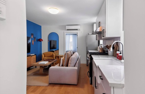 Williamsburg Apartment | Sunny 3-BR w/AC near Newtown Creek Nature Walk — East Williamsburg Gem