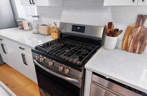 Williamsburg Apartment | Sunny 3-BR w/AC near Newtown Creek Nature Walk — East Williamsburg Gem