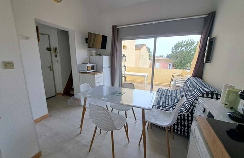 Marseillan Plage Apartment | Sunny 3-Room Apartment with Terrace and BBQ in Marseillan-Plage Center