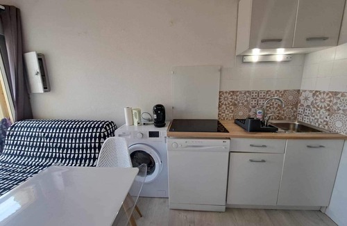 Marseillan Plage Apartment | Sunny 3-Room Apartment with Terrace and BBQ in Marseillan-Plage Center