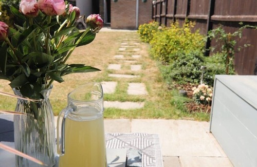 Pakefield House | Sunny 3BR Coastal Escape Walk to Beach Nearby