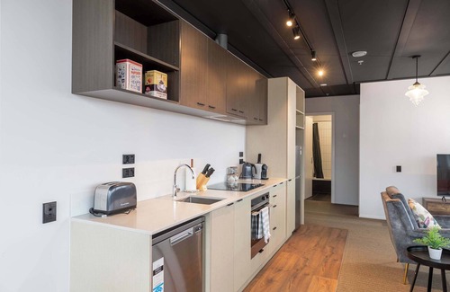 Petone Apartment | Sunny 3BR Petone Apt – Ocean Views, Walk to Shops