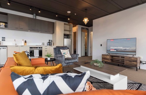 Petone Apartment | Sunny 3BR Petone Apt – Ocean Views, Walk to Shops