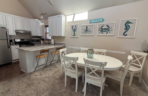Southend House | Sunny 4 BR, 2 BA Townhouse