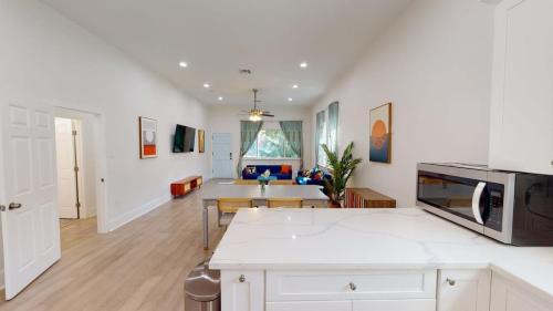 Mid-City House | Sunny 5Bed w Parking and direct Streetcar access