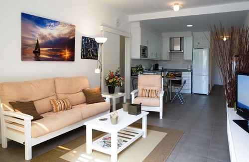 Poris de Abona Apartment | Sunny and cosy vacation rental home on the seafront in El Poris, Wi-Fi