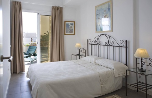 Poris de Abona Apartment | Sunny and cosy vacation rental home on the seafront in El Poris, Wi-Fi