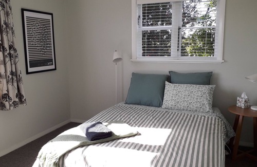 Dunedin House | Sunny and private 2 bed Wakari home elevated with views over harbour