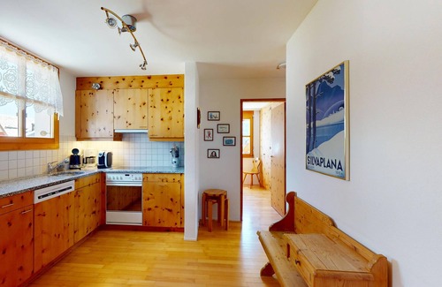 Silvaplana Apartment | Sunny and quiet 2 ½-room apartment on the first floor, 75 m2, facing south-west.