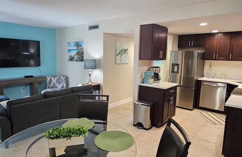 Indian Rocks Beach Condo | Sunny and Spacious Condo By The Beach