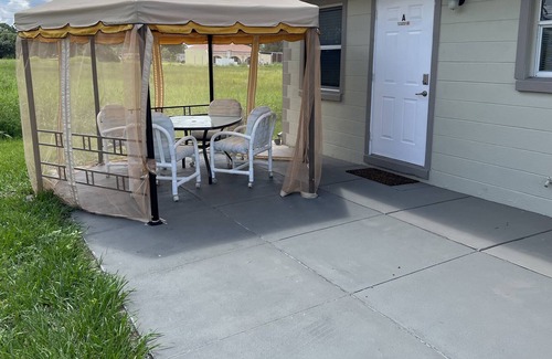 Warm Mineral Springs Apartment | Sunny Apartments a block from Warm Mineral Springs A2