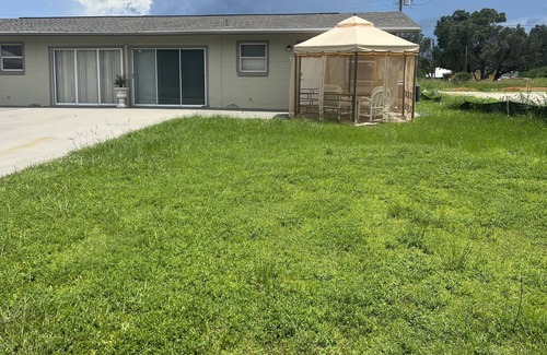 Warm Mineral Springs Apartment | Sunny Apartments a block from Warm Mineral Springs unit A3