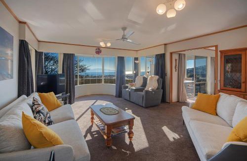 Nelson House | Sunny Bayview Retreat