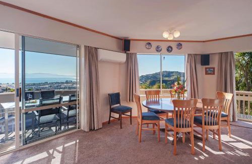 Nelson House | Sunny Bayview Retreat