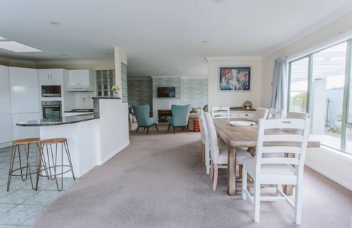 Oakura House | Sunny beach house, walking distance to surf