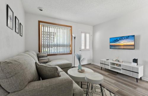 Wildwood Apartment | Sunny Beach Condo 2 BR 1 Bath