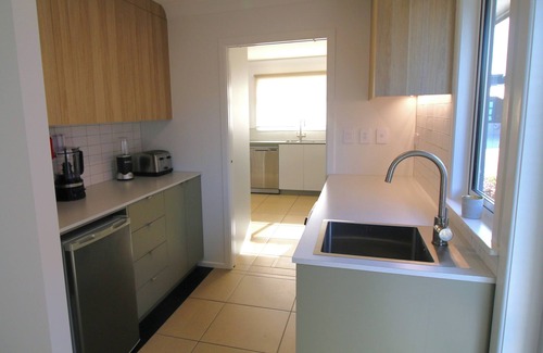 Mount Maunganui House | Sunny beach house in central Mount location