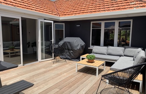 Mount Maunganui House | Sunny beach house in central Mount location