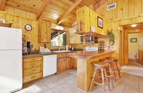 Upper Moonridge Cabin | Sunny Bear Cabin- 1 Minute to Bear Mountain Ski Resort