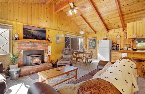 Upper Moonridge Cabin | Sunny Bear Cabin- 1 Minute to Bear Mountain Ski Resort