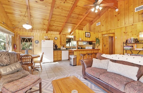 Upper Moonridge Cabin | Sunny Bear Cabin- 1 Minute to Bear Mountain Ski Resort