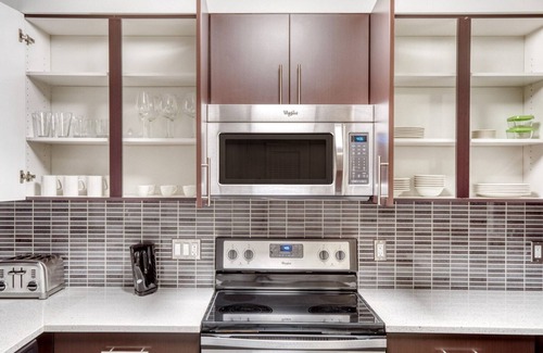 West Bellevue Apartment | Sunny Bellevue 1BR w/W/D, Gym & Lounge, nr Downtown Park, by Blueground
