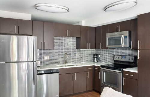 West Bellevue Apartment | Sunny Bellevue Jr 1BR w/Lounge & W/D, nr Shops & Coffee, by Blueground