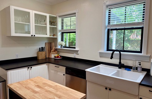 Berkeley House | Sunny Berkeley 3BR + Walk to Tennyson + Patio Wifi AC