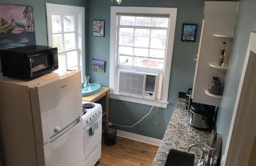 Murfreesboro Apartment | Sunny Blue Bungalow near Nashville in Historic Downtown Murfreesboro