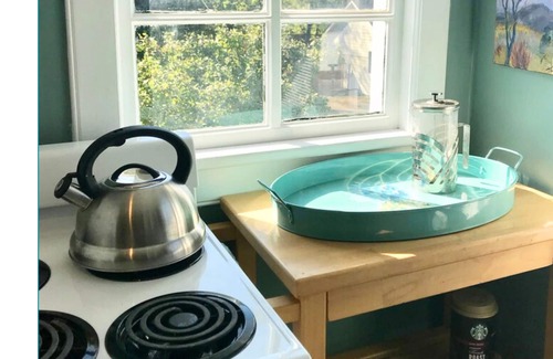 Murfreesboro Apartment | Sunny Blue Bungalow near Nashville in Historic Downtown Murfreesboro