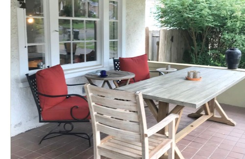 Murfreesboro Apartment | Sunny Blue Bungalow near Nashville in Historic Downtown Murfreesboro