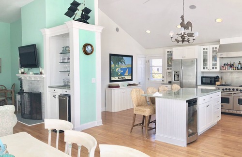 Haversham House | Sunny, bright house with water views in private neighborhood
