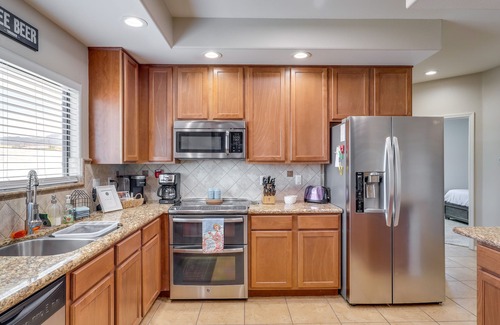 Sunridge Estates Condo | Sunny Bullhead City Getaway w/ Balcony & Grill!