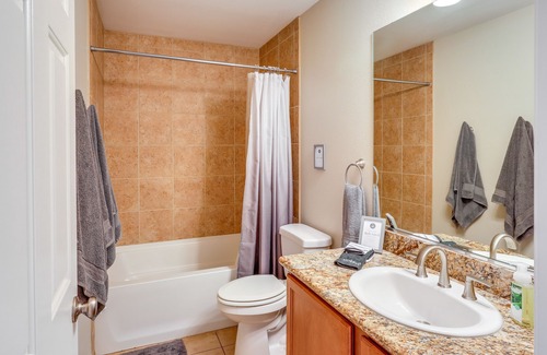 Sunridge Estates Condo | Sunny Bullhead City Getaway w/ Balcony & Grill!