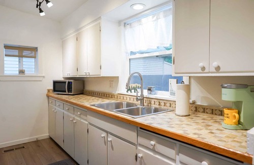 Coeur d'Alene House | Sunny CDA Cottage – Cozy Midtown Retreat Near Lake